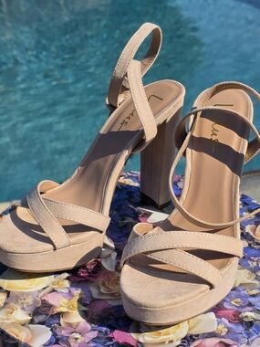 Lulus Selah Nude Faux Suede Platform Heels Size 8 NWOT